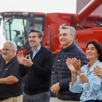 Sergio Vera director Comercial Case IH Argentina Javier Nebbia presidente de Semtraco junto a su familia y equipo