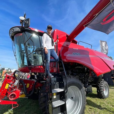 Luc a Gallo Molphy en la cosechadora Axial Flow 4160