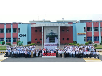 In the centre Mr Gerrit Marx CEO CNH Mr Narinder Mittal Country Manager Managing Director CNH India SAARC