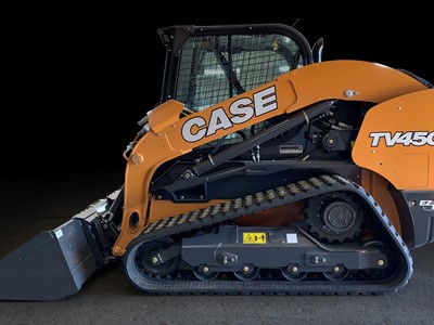 cargadora compacta de orugas CASE inspirada en James Hetfield