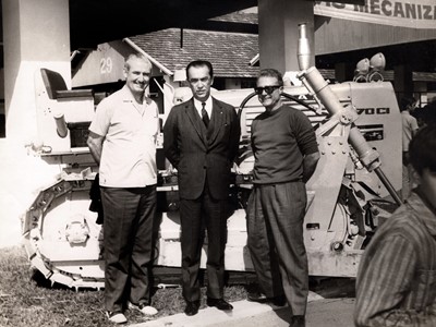 New Holland Construction 75 anos Juscelino Kubitschek e executivos da marca
