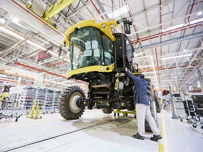 Cosechadora NH en l nea de Montaje planta CNH C rdoba