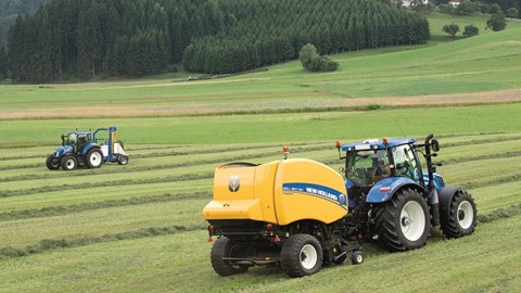 New Holland Roll-Belt™ 150 CropCutter™ in silage