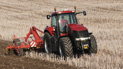 Magnum 370 CVX undertaking cultivation work