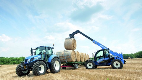 New Holland LM7.35 moving bales