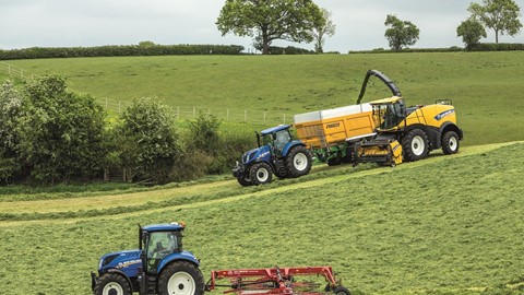 New Holland FR 550 Forage Cruiser working in grass silage