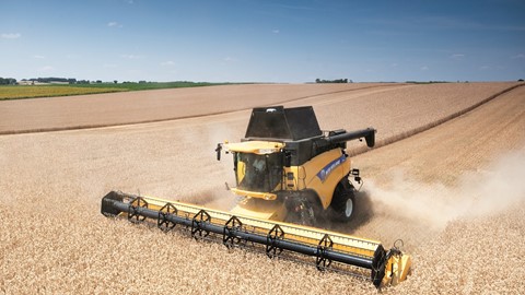 Varifeed™ 41-foot grain header in wheat