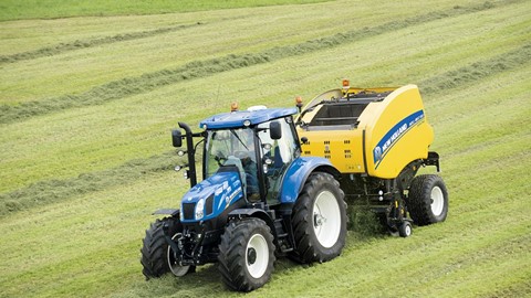 New Holland Roll Belt™ 150 CropCutter™ working in silage