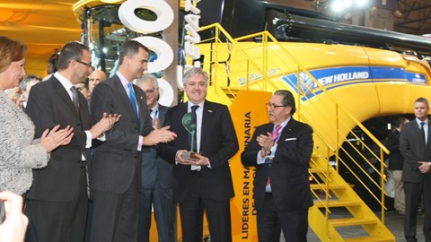 Carlo Lambro receives the awards on behalf of the company from the Prince of Asturias, Felipe de Borbón