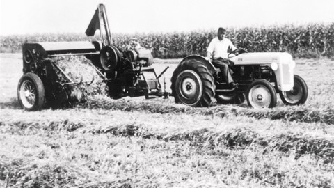 In 1940 New Holland develop the first self-tying pick-up baler