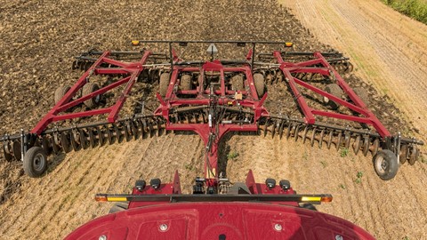 The Case IH True-Tandem™ 375 disk harrow paired with the Case IH Steiger® 620 Quadtrac® tractor