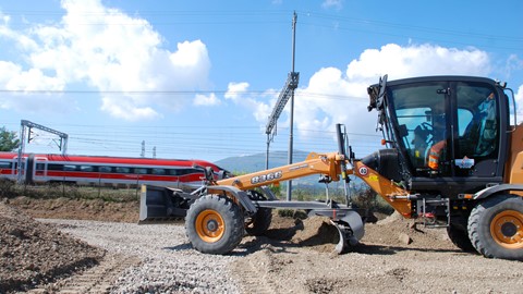 The 836 grader at work in Italy alongside the train tracks