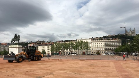 The 836 C grader on the Place Bellecour in Lyon, France