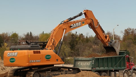 The CX470C offers excellent cab space with a ROPS/FOPS-certified cab with features such as auto climate management