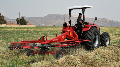Farmall 90 JXM raking hay in a MEA market