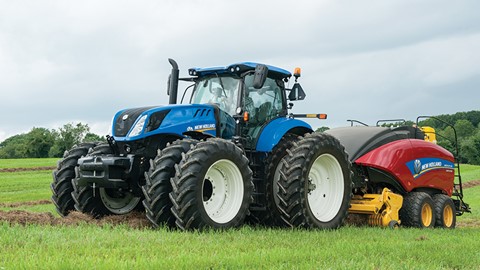 T7 Series – Tier 4B. Here with the BigBaler, large square baler