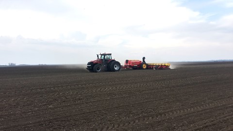 Case IH Magnum 380 CVX  with the Väderstad Tempo L16 planter to cover 502.05ha/24hrs. A new maize planting world record