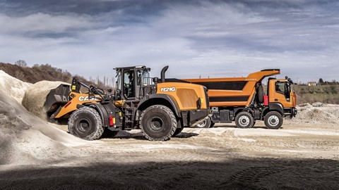 The 1121G Wheel Loader at work with an IVECO ASTRA HD9 truck