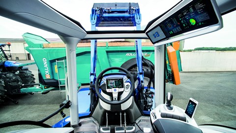 Panoramic roof, headliner display and steering wheel monitor ensure ergonomic, intuitive operation