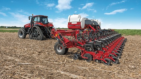 With ultra-narrow 15-inch row spacing, the 2140 Early Riser® planter delivers two planters in one efficient machine