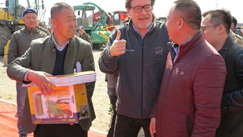 纽荷兰产品总监米凯利先生与客户代表亲切交谈