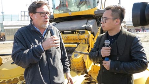 产品总监米凯利先生向在场观众讲解机械设备性能特点