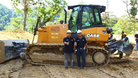 CASE Construction Equipment gives hands-on training about crawler dozers in South East Asia