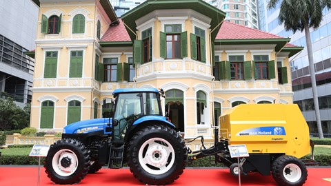 New Holland TS6 and BR6090 on display