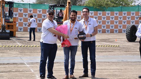 Handover of the 5,000th CASE Vibratory Tandem Compactor in India