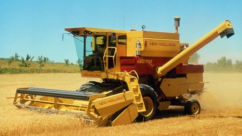 1974年，纽荷兰推出推出全球首款双转子 Twin-Rotor ® 联合收割机TR70