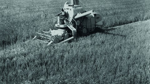 1952年，Claey在欧洲推出首款自走式联合收割机