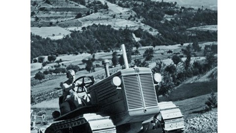 1931年，菲亚特开发首台履带式拖拉机