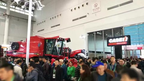 凯斯品牌及其联合收割机在2016中国农机行业年度评选中斩获大奖