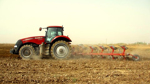 首台 凯斯 Magnum™ 拖拉机新疆交接仪式（共 70 台）