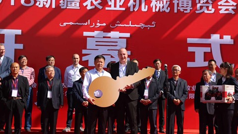 首台 凯斯 Magnum™ 拖拉机新疆交接仪式（共 70 台）