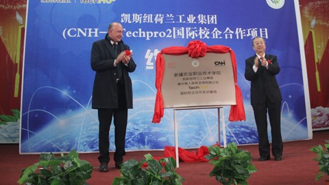 Mr. Luca Mainardi, CNH Industrial (left) with Mr. Li Jingtian, Xinjiang Agricultural Vocational and Technical College