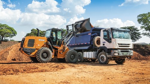 Eficiente também na agricultura, pá carregadeira CASE ganha destaque em evento