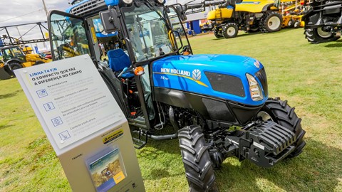 O eixo dianteiro articulado SuperSteerTM que equipa o T4.75N é uma exclusividade New Holland.