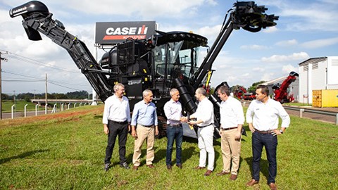 Case IH entrega ao Grupo São Martinho a colhedora John Pearce Signature