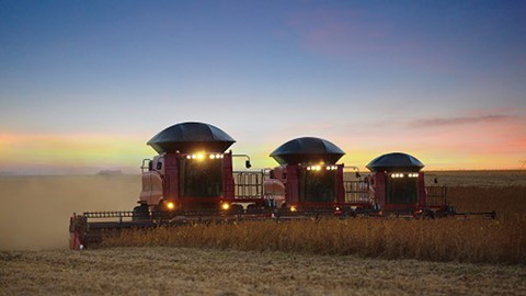 Máquina é ideal para trabalhar em terrenos acidentados