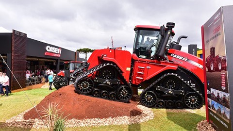 Trator com esteiras chama a atenção dos visitantes da feira
