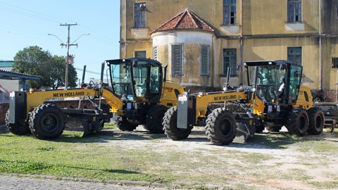 Motoniveladoras entregues têm nova configuração de pneus e placa de empuxo