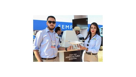 Drone da New Holland se apresenta como uma ferramenta fundamental de monitoramento no campo. Cred.: Alexandre Maciel