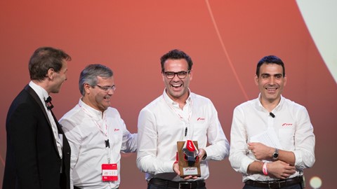 CEO da Brasif, Gustavo Avelar (ao centro), comemora o prêmio ao lado do Presidente da FPT Industrial na América Latina,