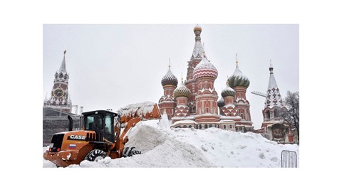 Máquina CASE mostra potência contra uma das nevascas mais fortes de Moscou