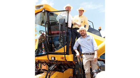 Blairo Maggi (esquerda) visita estande da marca com o presidente do Banco do Brasil (centro). Foto: Eron Zeni