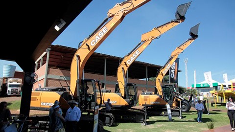 Nova linha de escavadeiras hidráulicas CASE é exposta na feira