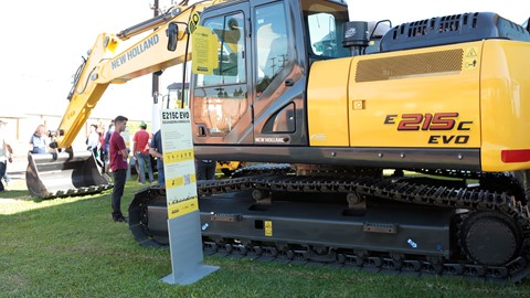 Escavadeira hidráulica E215C EVO é uma das atrações da marca no evento Foto: Eron Zeni