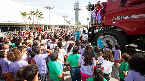 Papai Noel chega em cima de uma colheitadeira da Case IH