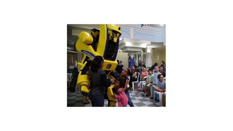 Robô da New Holland alegrou o dia das crianças no Pequeno Príncipe. Cred.: Ivan Rasera